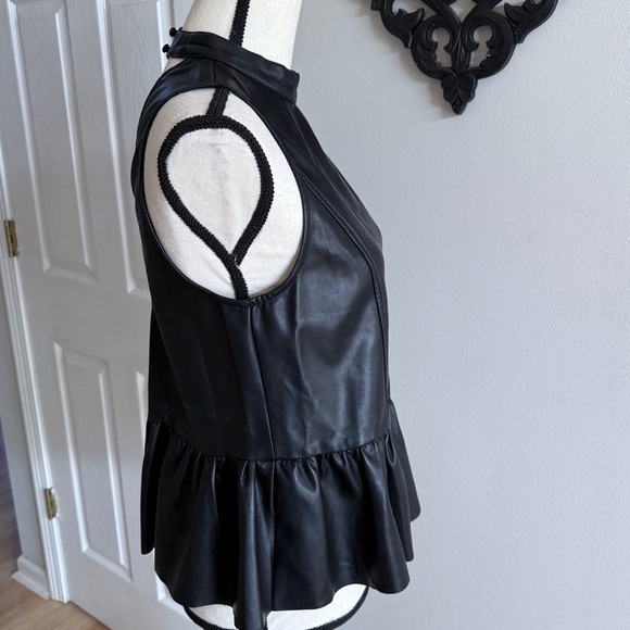 Black Sleeveless Peplum Top - Picture 4 of 10